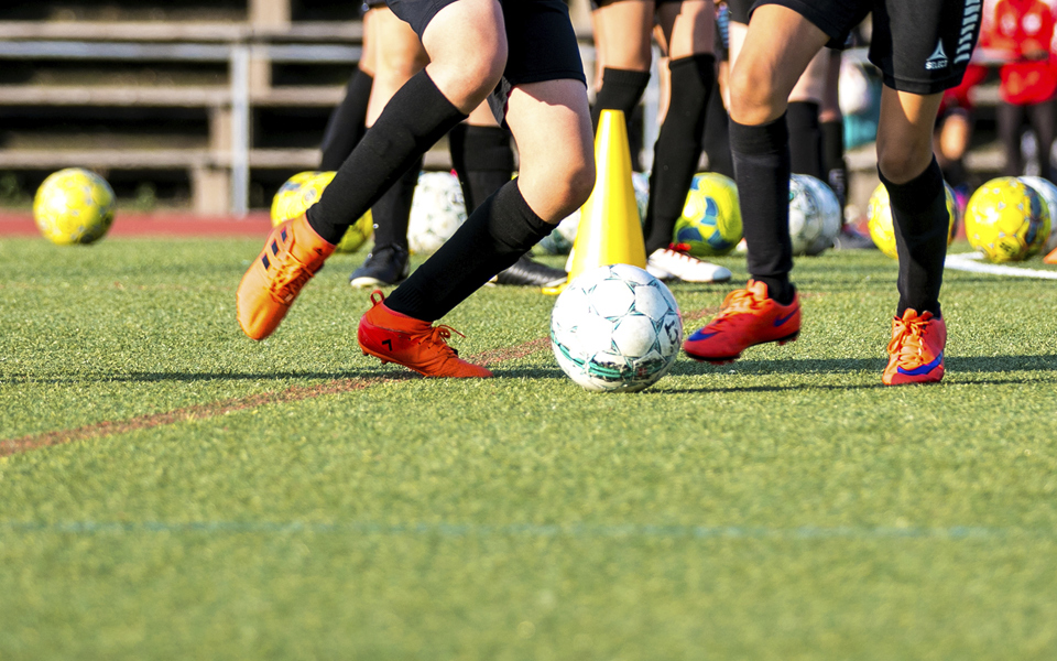Fotbollsspel på konstgräsplan